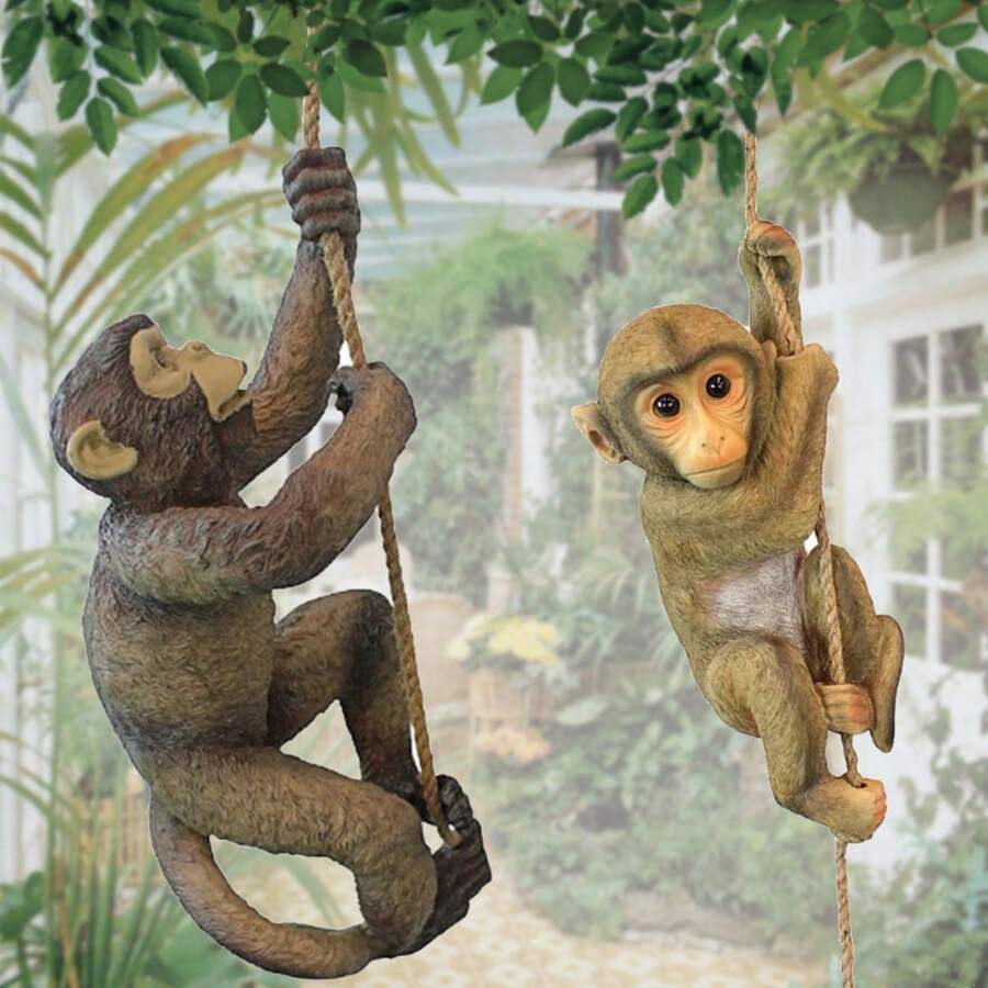 Statue décorative en résine d'un bébé chimpanzé grimpant sur un arbre dans un décor de jardin animal