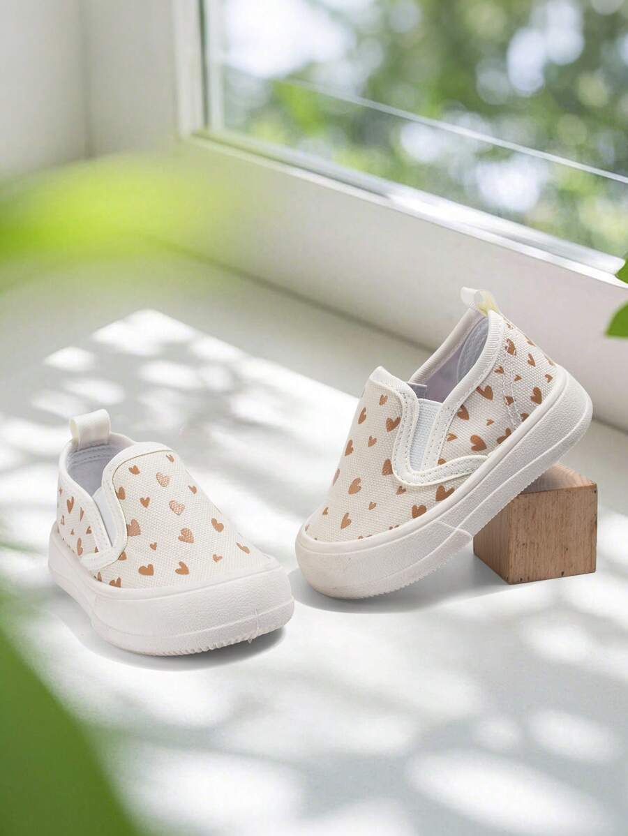 1 par de zapatillas casuales cómodas y planas con estampado de corazón en color beige, aptas para uso diario, escuela, todas las estaciones (patrón enviado al azar)