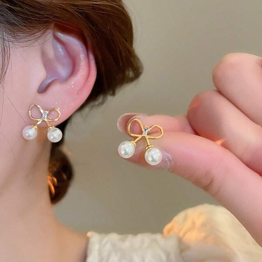 Andkiss 1 paire de boucles d'oreilles clous simples et élégantes en forme de nœud papillon, convient pour un port quotidien