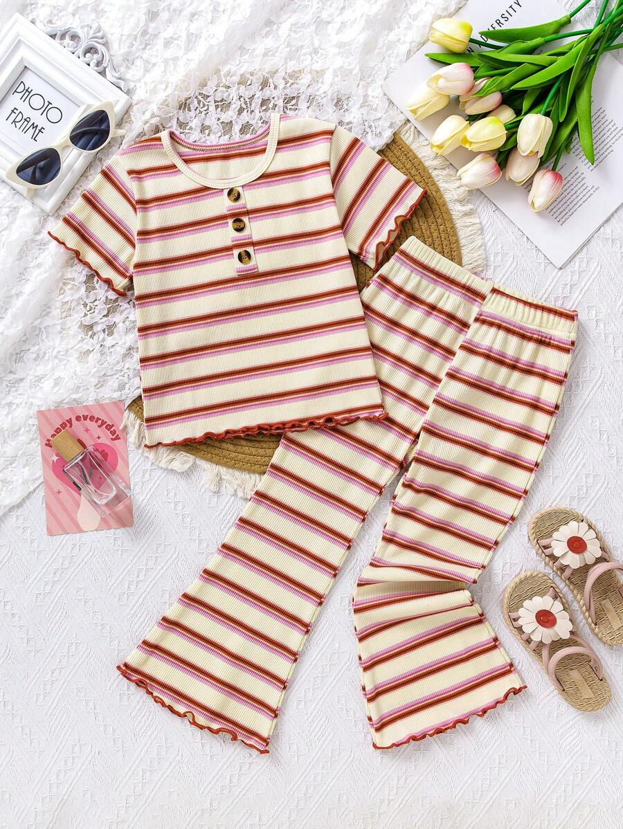 Niña joven en estilo casual retro con top de manga corta a rayas combinado con pantalones acampanados, que exhibe un estilo de ocio americano. La cómoda tela de punto permite un movimiento fácil. Adecuado para salidas diarias, vacaciones familiares o reuniones casuales, este conjunto presenta un aspecto relajado y con estilo.