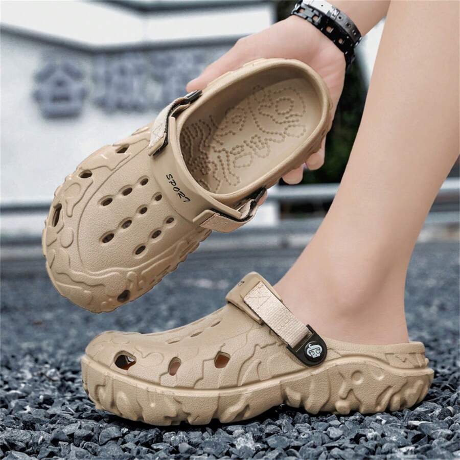 Sandales à enfiler creuses d'hiver pour hommes, nouvelles pantoufles mode casual antidérapantes et durables, chaussures de plage à bout fermé pour l'extérieur, grandes tailles (modèle aléatoire)