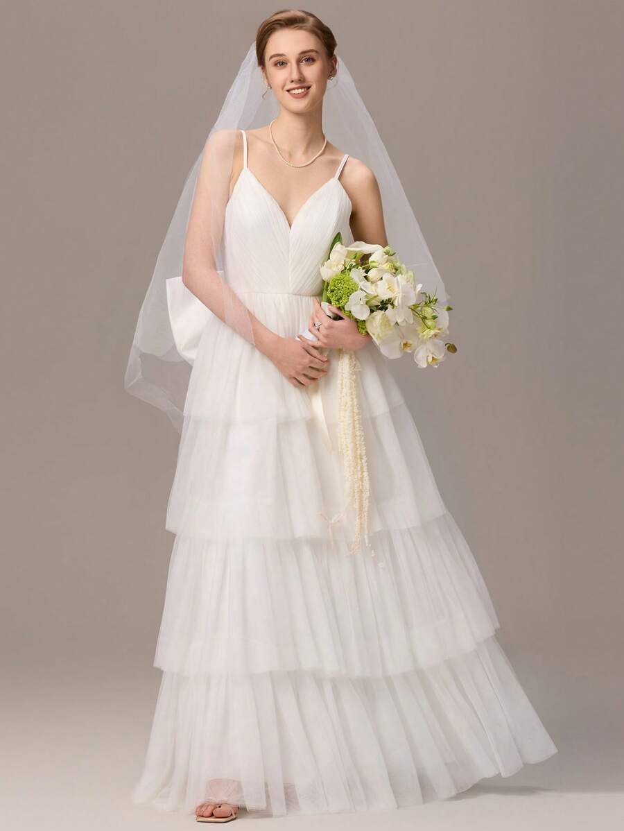 Neu eingetroffenes luxuriöses Tüllhochzeitskleid mit Spaghettiträgern und mehrstufigem Rock mit Rückenbogen, Brautkleid für Strand- und Gartenhochzeit Foto