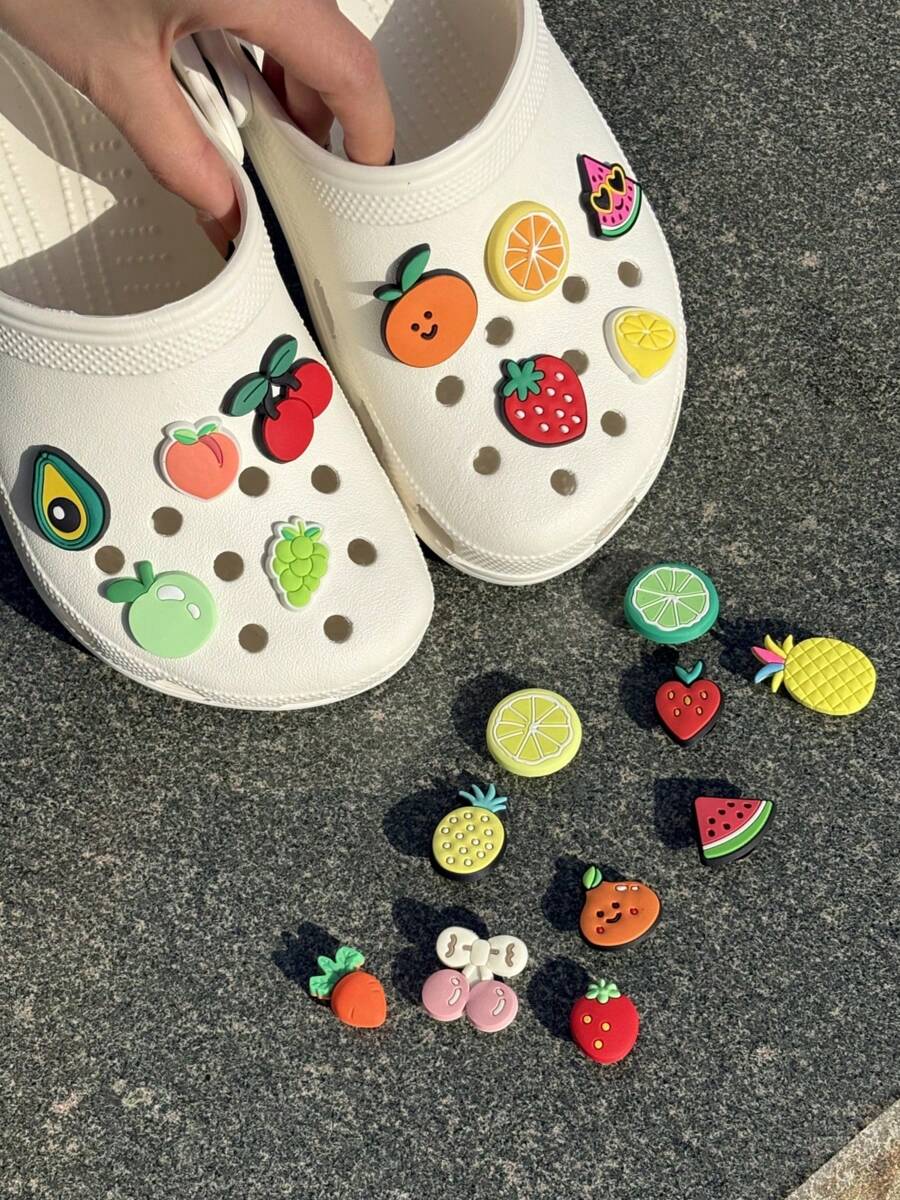 20 pezzi, decorazioni a forma di deliziosi frutti per scarpe, fra cui fragole, pesche, angurie, ciliegie, arance e uva, adatte per zoccoli forati, sandali da spiaggia e infradito