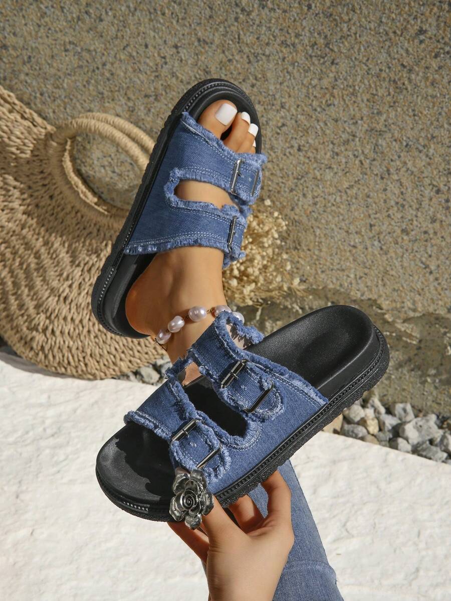 Sandales, sandales à franges et à boucle à semelle épaisse, élégantes et confortables pour femmes. Le design des glands reflète la mode et ajoute une sensation particulière à l'apparence globale. Une semelle épaisse et confortable ne fatiguera pas vos pieds après de longues marches.