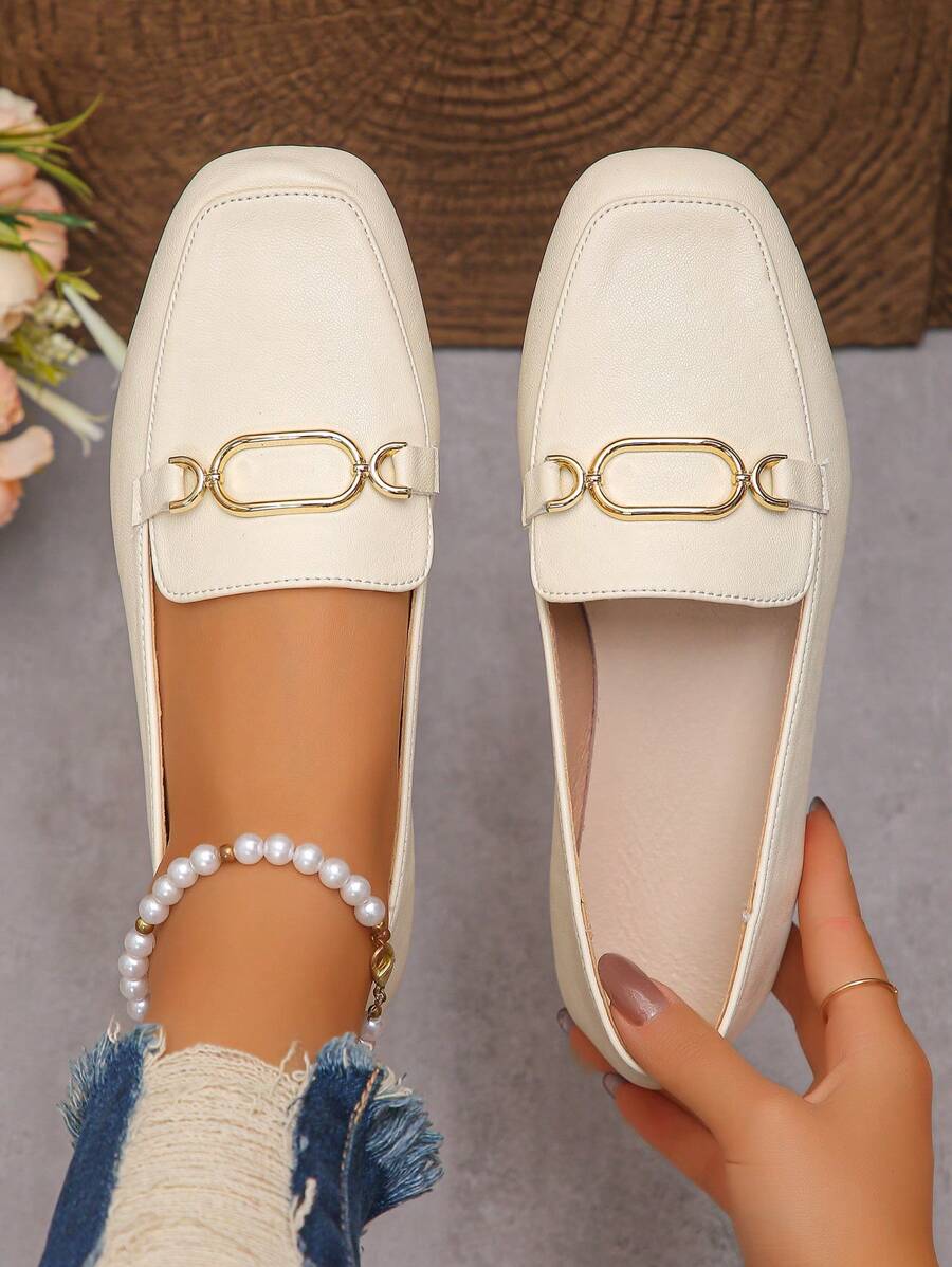 Chaussures plates à bout carré pour femmes, coupe large, à la mode, à porter au quotidien, avec chaîne en métal, basses, en PU beige, légères et confortables, pour l'extérieur, grande taille 36-43