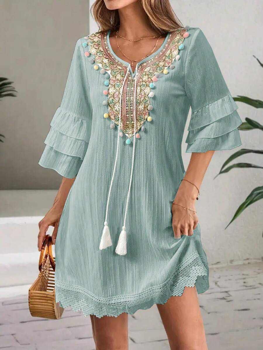 Vestido de mujer con cuello en V y detalles bordados, manga 1/3 con volantes, decoración con flecos, vestido de playa y vacaciones