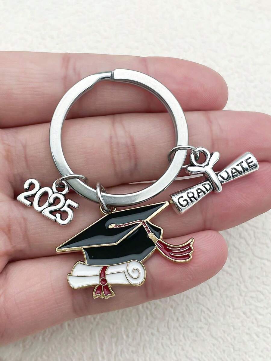 1 Pc Unisex 2025 Graduation Season Metal Keychain, Cute Alloy Oil Drop Bachelor's Cap, Commemorative Graduation Ceremony Gift Pendant Keychain, Women's Fashion Keychain, Cute Keychain, Funny Keychain, Women's Gift, Men's Keychain, Men's Accessories, Women's Accessories, Graduation Gift Car Accessories Bag Charm School Goth Y2k