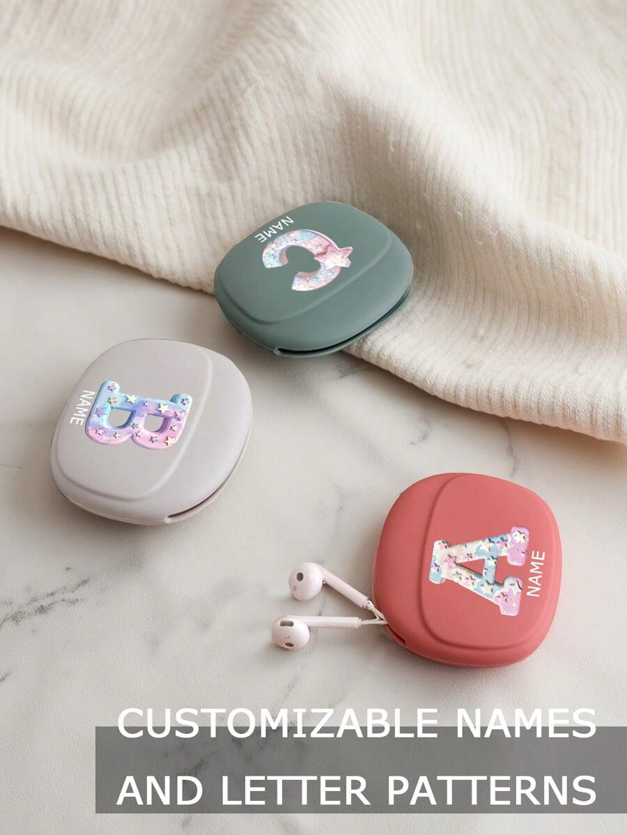 1 pièce Sac de rangement numérique étanche à la poussière et à l'eau en silicone personnalisable avec motif de lettre et de nom, étui de protection anti-pression et anti-chute pour écouteurs et câble de données, étui en silicone portable pour écouteurs Bluetooth, sac de transport multifonction pour accessoires numériques pour les déplacements et les voyages