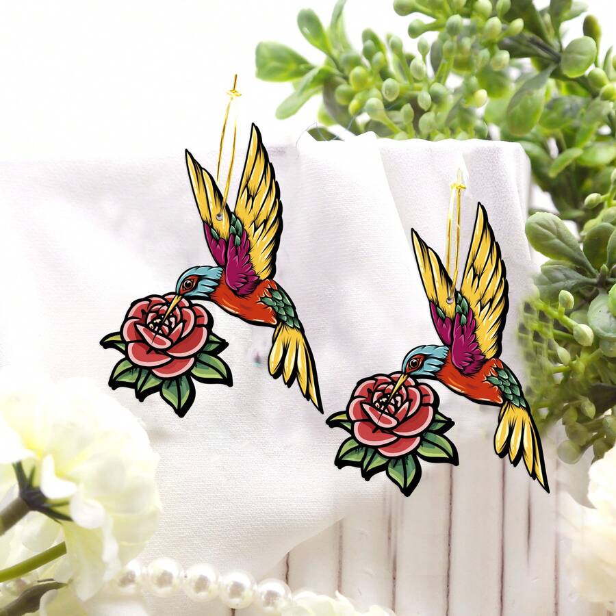 Pendientes de madera con diseño de pájaro de colores que muerde una flor roja