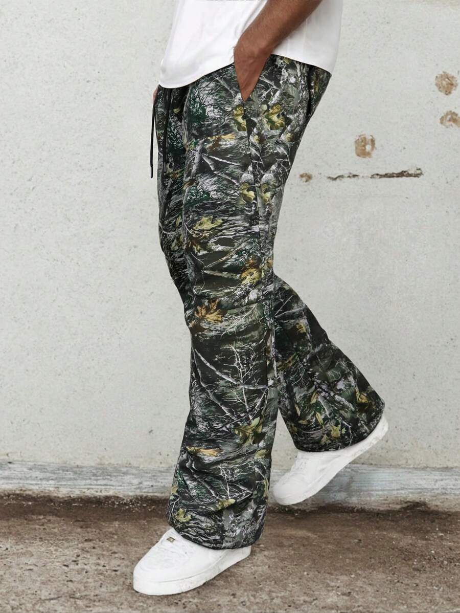Yemwry Pantalones largos casuales con cordón y estampado de camuflaje para hombre, que combina elementos naturales, con diseño ajustable de cordón, adecuado para el transporte diario o actividades al aire libre, mostrando un estilo único