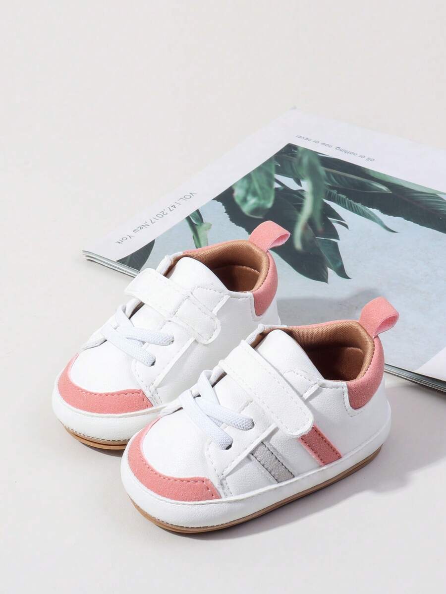 Zapatos deportivos para bebé rosados, mismo estilo para niños y niñas, con diseño de tiras cruzadas y cierre de , combinación de tres colores blanco, gris y rosa en un estilo simple y de moda, suela suave para buen agarre, zapatos para primeros pasos de recién nacido