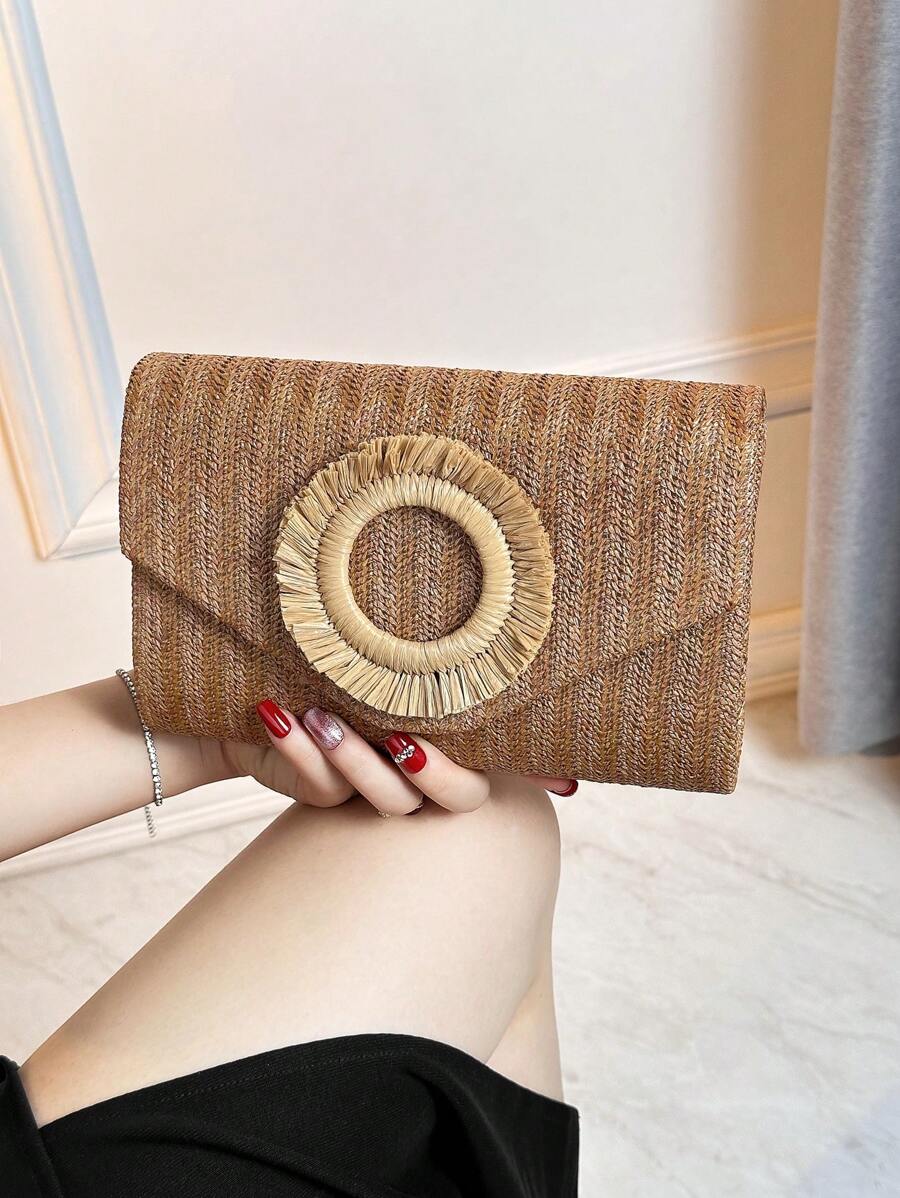 Bolsas de mão e clutch femininas elegantes para o verão, feitas de palha trançada. Elas são adornadas com guirlandas elegantes e simples. Essas bolsas são adequadas para uso em festas noturnas em ocasiões formais. São altamente adequadas para diversas ocasiões, como festas, casamentos, bailes de formatura, jantares/banquetes e assim por diante. Equipadas com uma corrente de metal, podem ser carregadas no ombro.