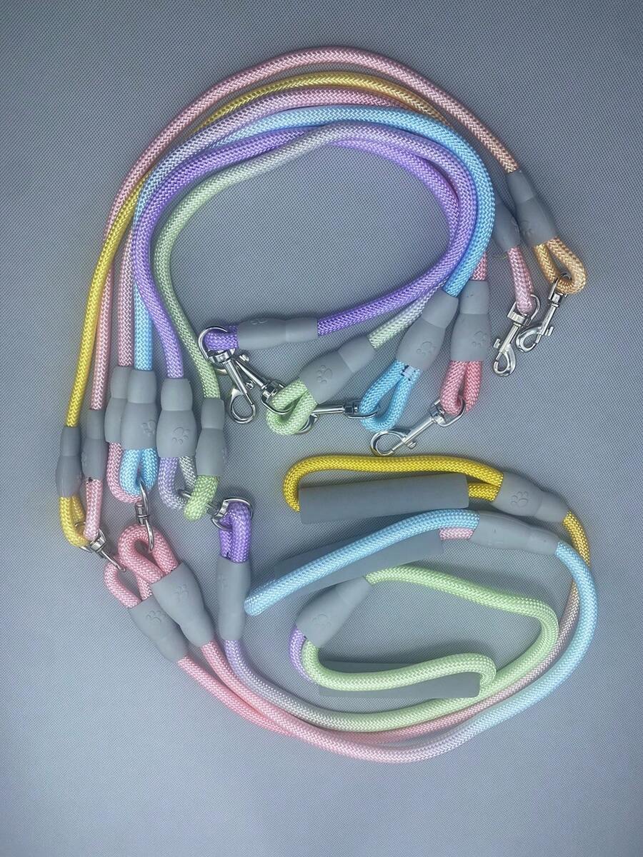 Laisse pour animal de compagnie double avec un design sécurisé et élégant à dégradé de couleurs chatoyantes, idéal pour les propriétaires d'animaux de compagnie arabes. Dégradé bicolore élégant pour les amateurs d'animaux de compagnie