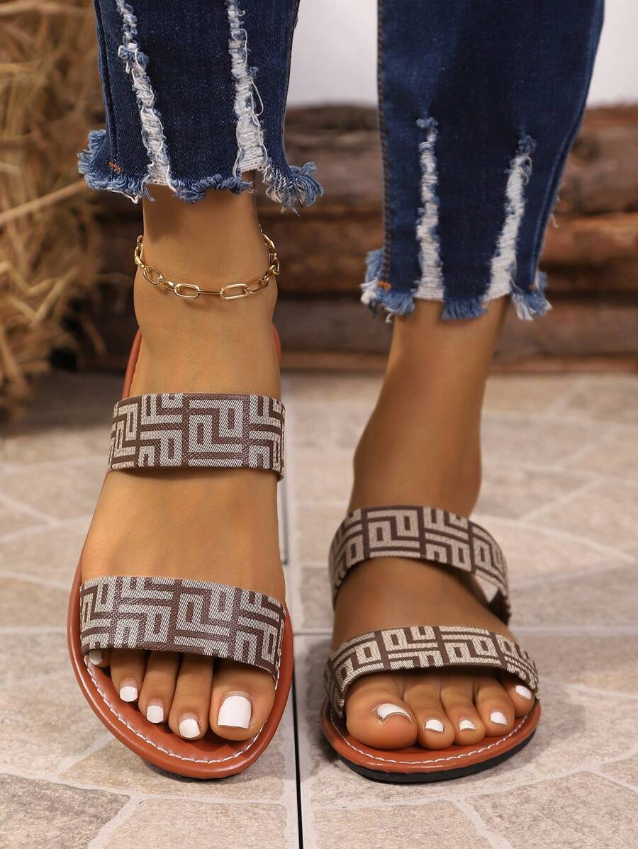 Sandale de damă la modă, cu design cu baretă dublă, talpă plată, stil casual, potrivite pentru vară, material textil bej. Designul cu baretă dublă și talpa plată oferă o experiență confortabilă la purtare. Modelul de pe sandale adaugă o notă modernă. Stilul general este casual și potrivit pentru mărimi plus, perfecte pentru ținutele de vară. Materialul textil bej face ca sandalele să fie confortabile, frumoase și simple, cu un stil casual la modă.