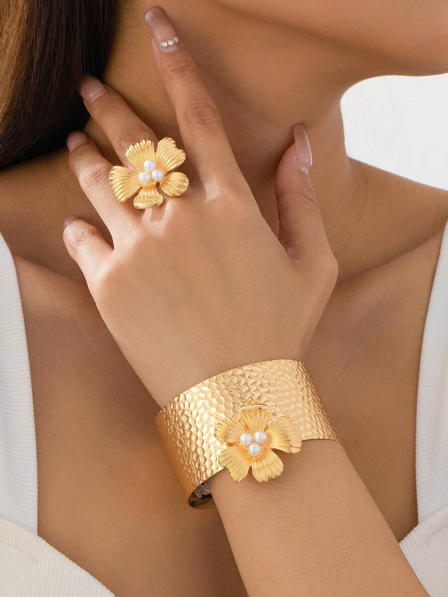Juego de joyería de mujer con 2 piezas, anillo y pulsera, de diseño elegante y retro vintage con flor de 5 pétalos metálica, en color dorado