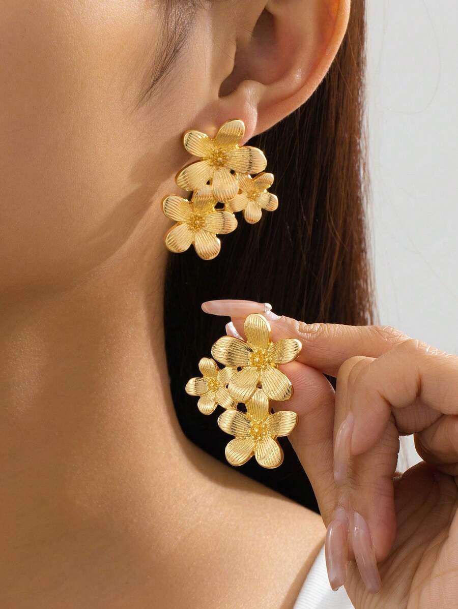 1 paire de délicates boucles d'oreilles à fleur dorée à 5 pétales, cadeau pour les femmes, mariage
