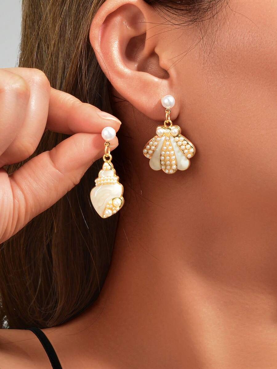 1 Paar asymmetrische Ohranhänger mit Kunstperle-Dekor, weiße Emaille Muschel-Anhänger, Urlaubs-Schmuck für Frauen
