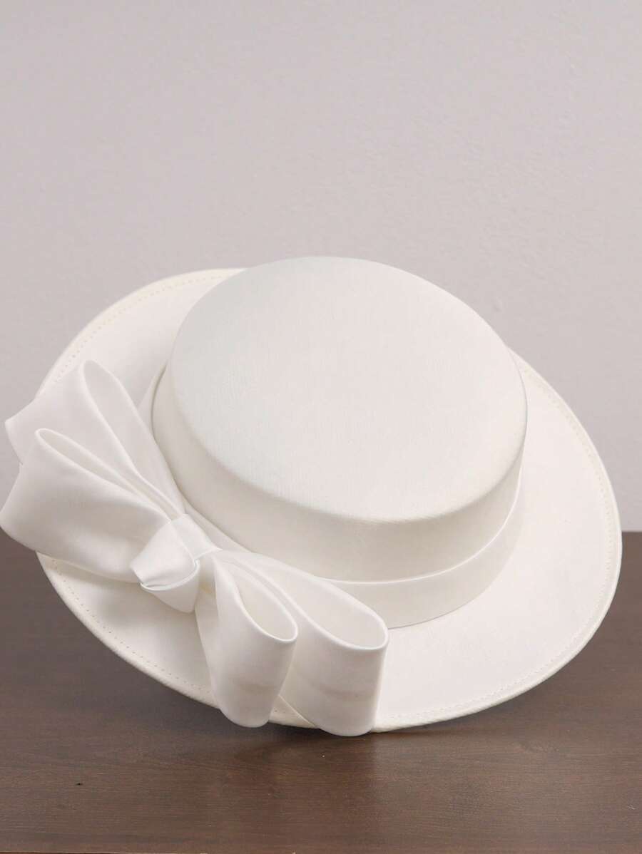 Eleganter breitkrempiger Hut mit weißer Blume und Schmetterling, geeignet für formelle Bälle, Kirchendekoration, Kentucky Style, Hochzeitskleider, Cocktail- und Teekleider, flacher Damenhut