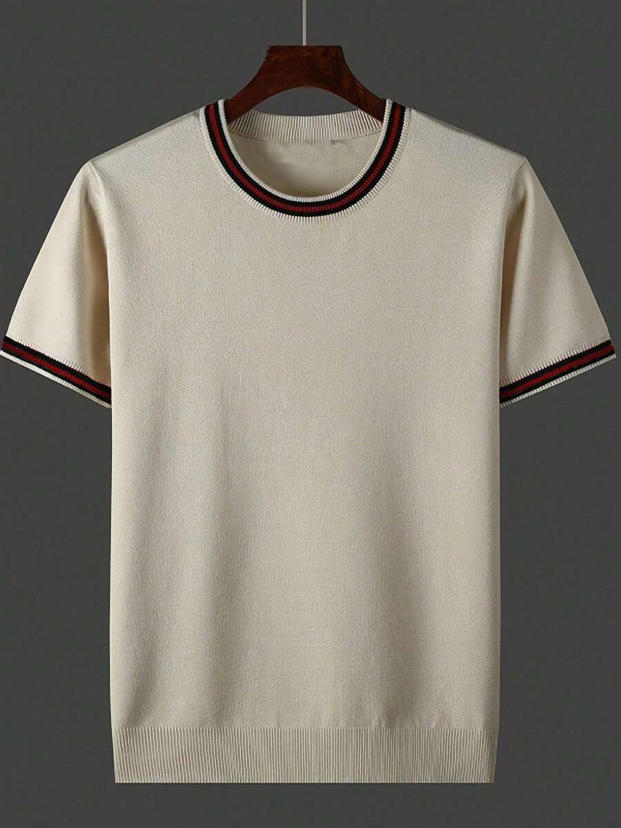 Maglietta a girocollo in maglia a maniche corte da uomo beige con bordi a righe rosse e nere sul colletto e sui polsini - in morbida maglia, comoda e di stile per l'uso quotidiano casual, le uscite del fine settimana e le occasioni casual-eleganti