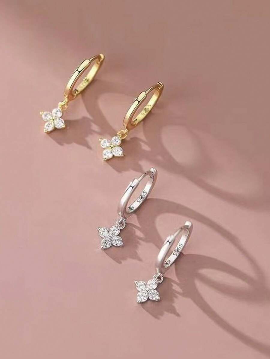 O pereche de cataramă pentru ureche de trifoi cu patru foi, S925, cu diamante, pentru femei, delicată, compactă, la modă, ușoară, lux, toate accesorii pentru urechi, proaspete și dulci, potrivite pentru a oferi cadouri, prieteni, petreceri colegilor de clasă, nunți, petreceri ușoare și alte accesorii