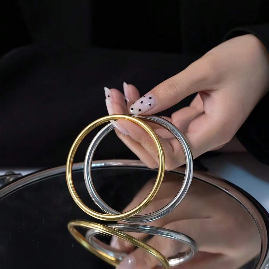 1 pieza Pulsera clásica y popular de acero de titanio sólido con superficie lisa chapada en oro de 18K, pulsera para mujer que no se desvanece