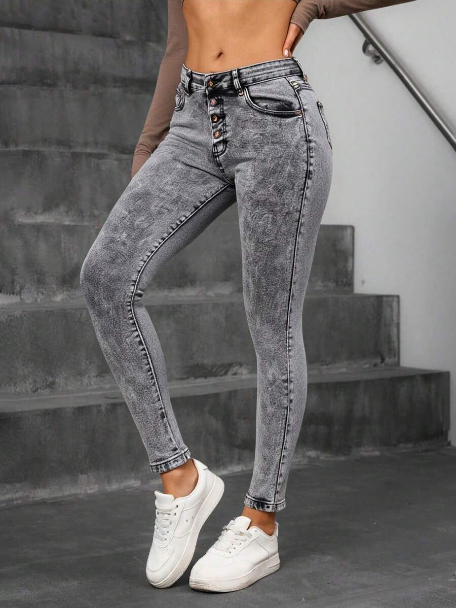 Mujer skinny jeans grises desgastados con botones múltiples