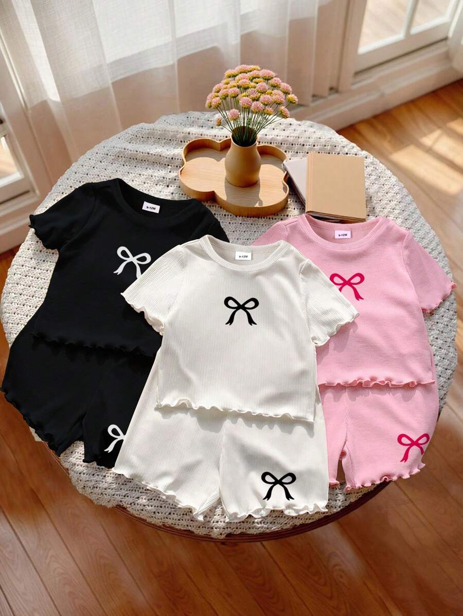Set casual alla moda da 6 pezzi per bambine, composto da maglietta a maniche a volant con stampa fiocco e collo rotondo in tinta unita, e pantaloncini a righe verticali in seta di ghiaccio per l'estate