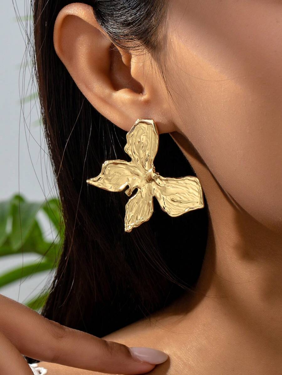 1 par de brincos de borboleta de metal martelado dourado para mulheres