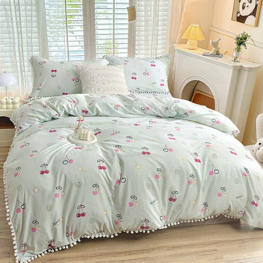 Juego de ropa de cama con estampado de cerezas de la serie Campus con borlas bordadas (1 * Funda nórdica + 2 * Fundas de almohada, sin relleno), juego de ropa de cama suave y cómoda con impresión digital adecuado para dormitorio, habitación de invitados, hotel, dormitorio, tamaño king, queen, twin