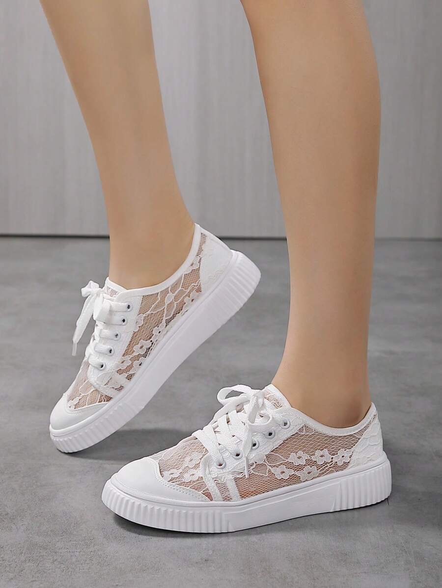 1 Pair Women's White Lace Flower Elegant Low Top Round Toe Lace-Up Casual Flat Fashion Walking Shoes