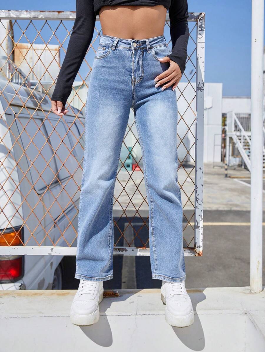 Pantalones jeans de cintura alta en azul claro, de corte ancho, tela suave y elástica, ideales para estilos casuales y modernos