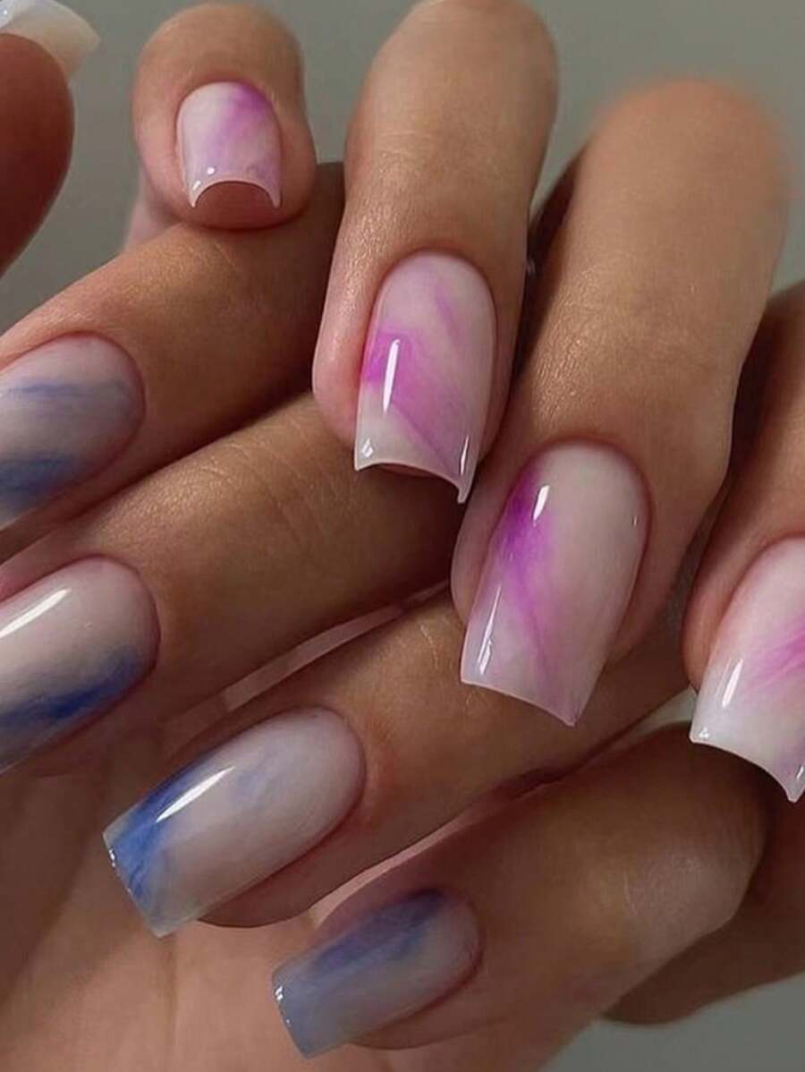 24 Peças Conjunto de Unhas Postiças de Formato Quadrado Curto para o Outono/Inverno, Kit com Unhas Elegantes Rosa Quente com Flores Rosa Quente e Folha de Ouro Brilhante, Encaixe Perfeito de Unhas Postiças Completas, Inclui 1 Peça folha de Adesivos e 1 Peça Mini Lixa, para Uso Diário, Escritório, Casa, Festa, Joia e Acessórios Femininos, Pontas de Unhas Falsas, 1 Peça Tira de Lixa, Envio Aleatório de Gel de Gelatina