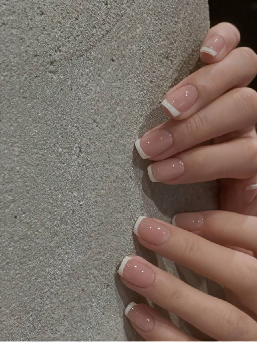 Atualize instantaneamente seu visual com 24 peças de unhas postiças de formato quadrado curto. Conjunto de unhas falsas de cobertura total em rosa francês clássico minimalista. O conjunto inclui 1 Peça folha de adesivos e 1 Peça mini lixa para mulheres e meninas. Use diariamente no escritório. Unhas falsas com cola de gel jelly são enviadas aleatoriamente