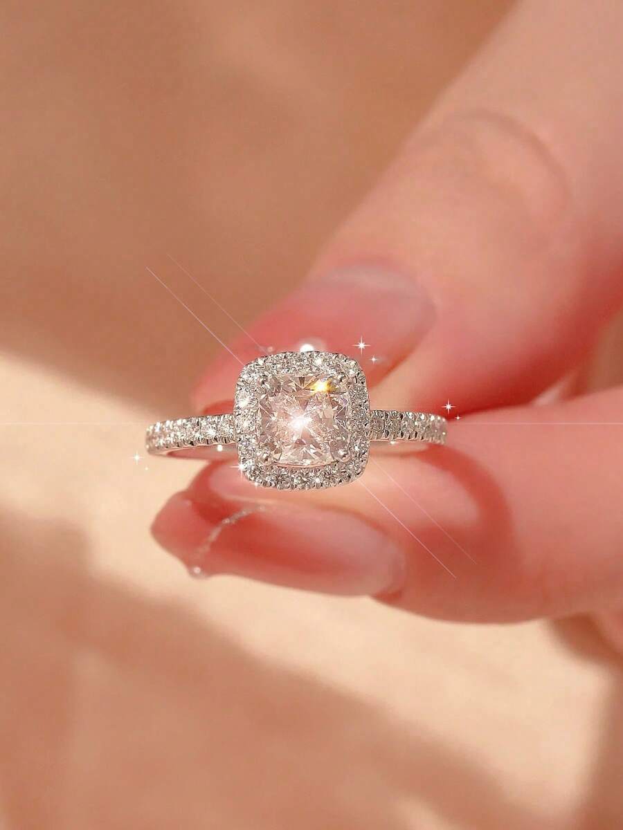 Bague de mariage en zircone cubique de luxe carrée en argent sterling 925 pour femmes. Cadeau de bijoux pour un partenaire ou un ami lors d'un anniversaire. Convient pour le mariage, les fiançailles, le port quotidien des femmes. Accessoires de haute qualité, style de boîte aléatoire.