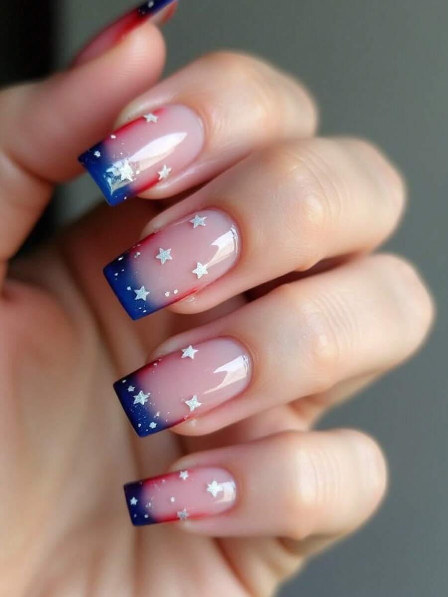 24 Peças Kit de Unhas Postiças Quadradas de Tamanho Médio Francesas na Cor Azul, Design Ombré de Estrelas do Dia da Independência, Ajuste Perfeito para Unhas Postiças, Kit de Unhas Falsas de Cobertura Total, Inclui 1 Peça folha de adesivos e 1 Peça mini lixa, para uso diário, escritório, casa, festa, acessórios de jóias femininas, dicas de unhas falsas, 1 Peça tira de lixa, envio aleatório de gel jelly