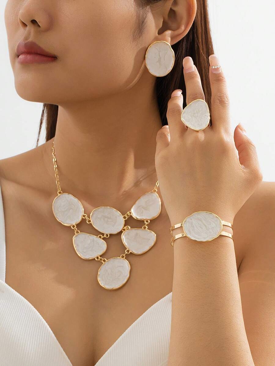 1 Set Damen geometrischer Schmuck mit 1 asymmetrischer mehrlagiger weißer Tropfen-Anhänger-Halskette, 1 Armband, 1 Paar Ohrringe, 1 Ring