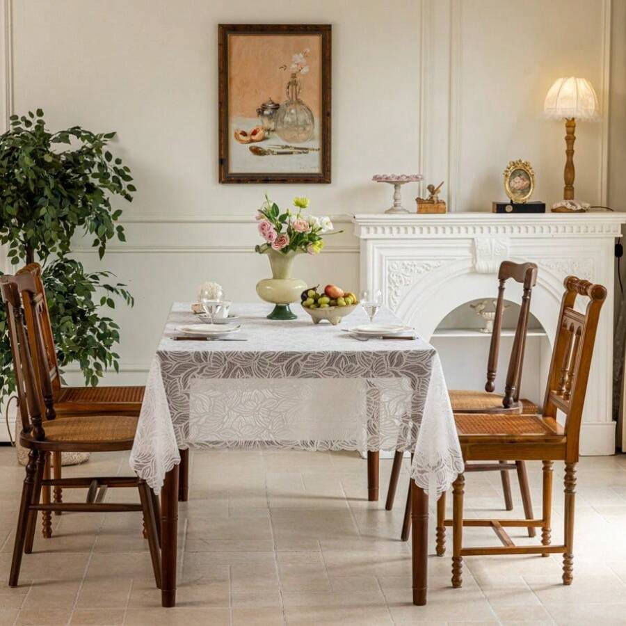 1 elegante toalha de mesa de renda branca com estampa de borboletas. Tecido à máquina em formato redondo, feito de tecido 100% poliéster. Adequado para diversas ocasiões, como casamento, aniversário, Ação de Graças, Dia da Independência, Ano Novo, mesa de centro e decoração de casa.