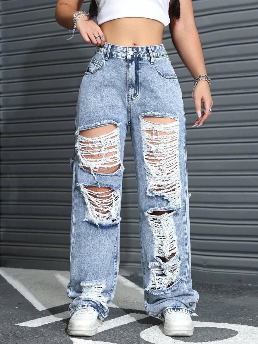 Calça jeans feminina casual azul claro com corte folgado e desgastado