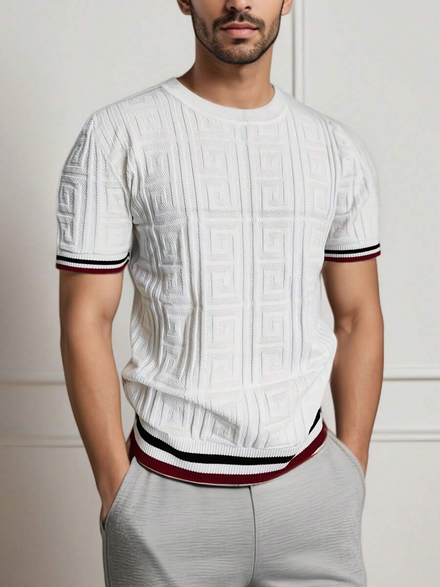 Maglietta girocollo a maniche corte in maglia bianca da uomo - Disegno geometrico intricato - Bordo a righe colorate sui polsini e sull'orlo - Comoda e elegante per l'uso quotidiano e casuale