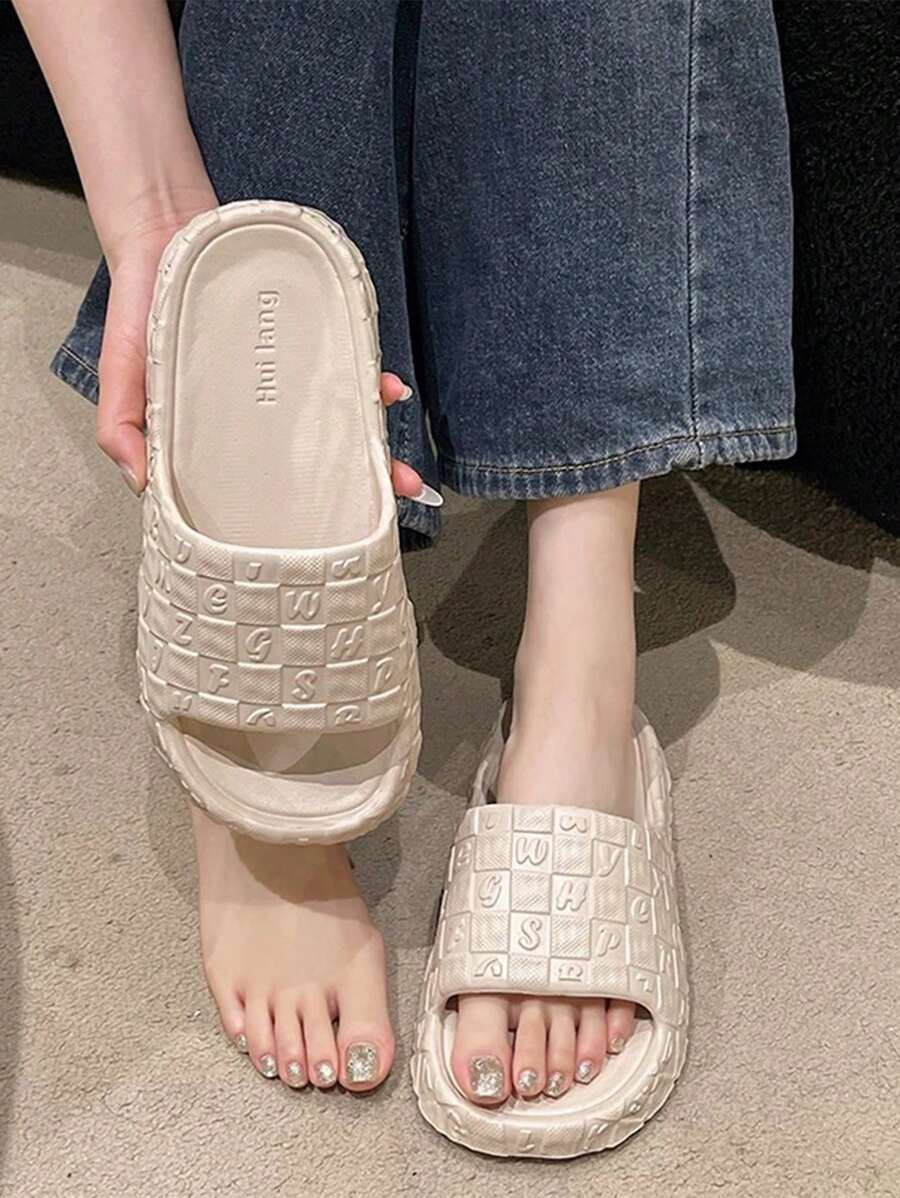 A Pair Of Lightweight Embossed Slippers, Girl's Summer Bath Slippers, Fashionable Flat-Bottomed Beach Slippers For Going Out, And Thick-Soled Non-Slip Slippers For Couples Indoors And At Home.