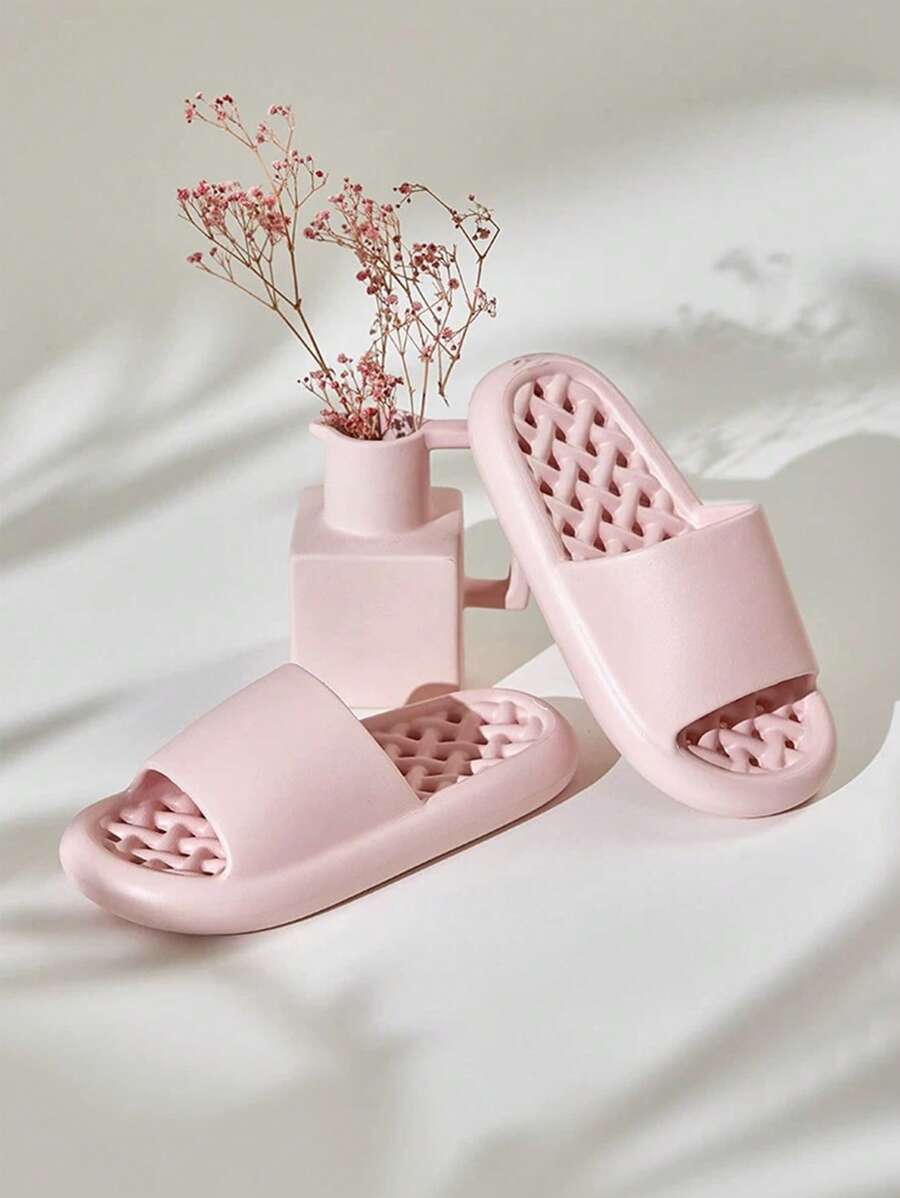 A Pair Of Lightweight Embossed Slippers, Girl's Summer Bath Slippers, Fashionable Flat-Bottomed Beach Slippers For Going Out, And Thick-Soled Non-Slip Slippers For Couples Indoors And At Home.