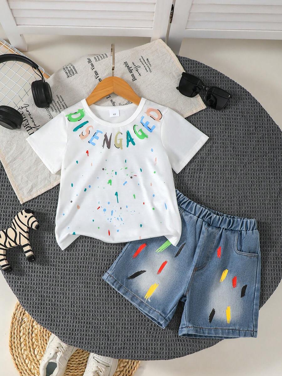 Set da 2 pezzi per ragazzi giovani, composto da t-shirt con stampa artistica a doodle e lettering casual, e pantaloncini di jeans, per uso quotidiano estivo, all'aperto, feste e vacanze, abbigliamento estivo per ragazzi 4-7 anni, moda per ragazzi