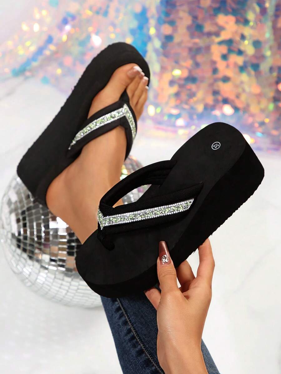 Sandales à semelle épaisse pour femmes, Nouvelles sandales d'été 2025 noires avec brides croisées, glissantes. Sandales plates de style casual pour l'extérieur