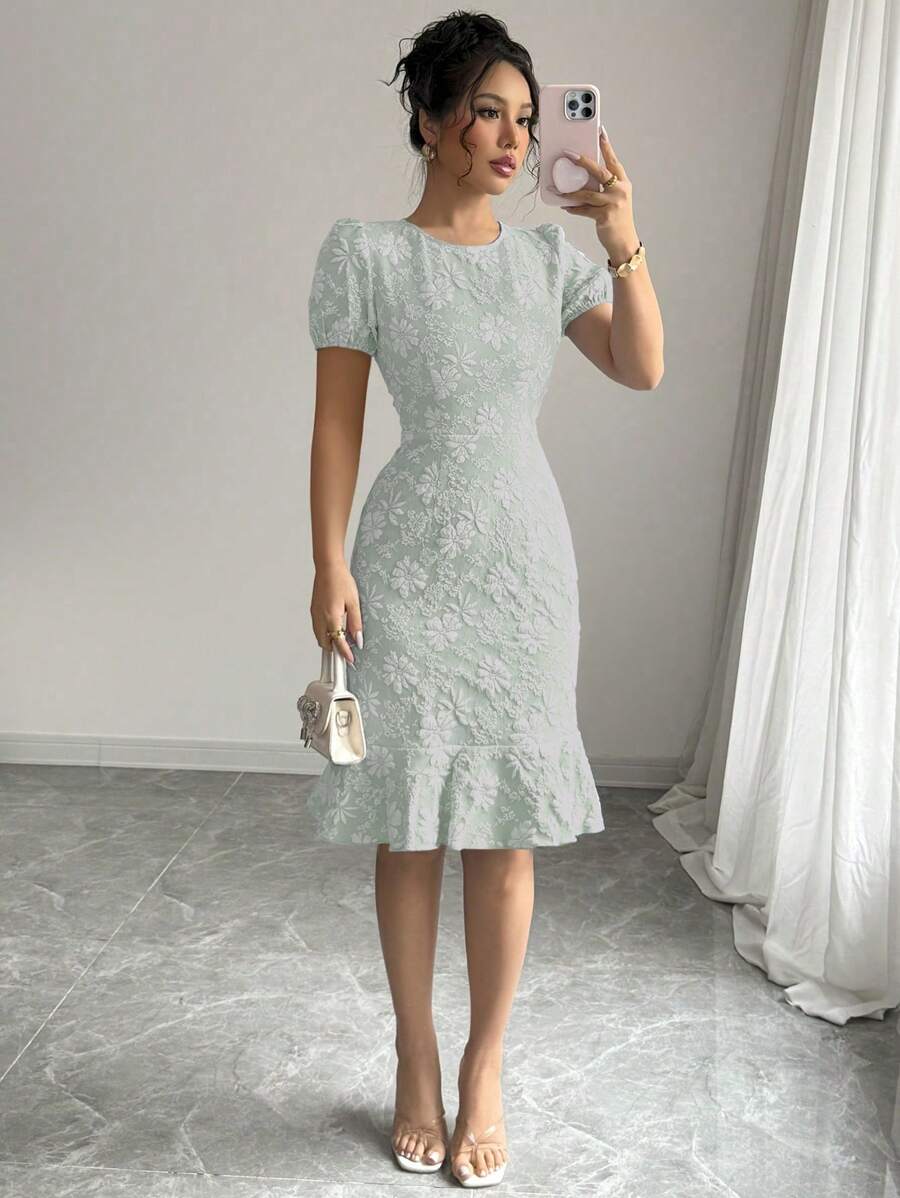 Abito da donna elegante in stile primavera estate 2025, con texture jacquard, colore tinta unita, collo rotondo, volant, maniche a palloncino, lunghezza media