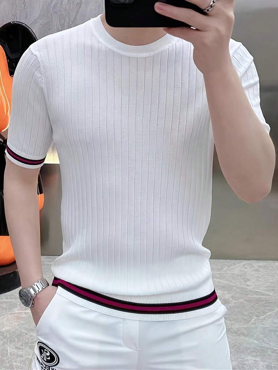 Maglietta a girocollo bianca a maniche corte in maglia uomo - Disegno a costine verticali - Orlo e polsini con righe rosse e nere - Comoda e di stile per uso casual quotidiano