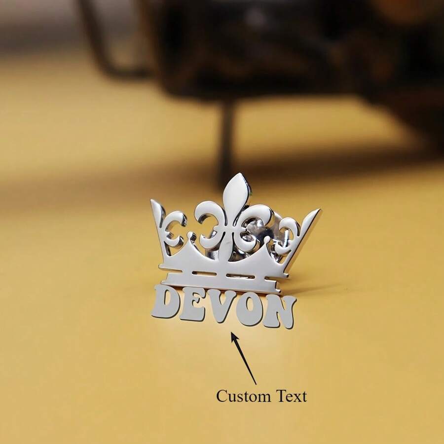 Broche avec nom en forme de couronne personnalisée - Broche personnalisée en acier inoxydable élégante, design de couronne vintage, délicate et convenant à divers styles vestimentaires, cadeau pour la famille et les amis, la Saint-Valentin, la Fête des Mères, la Fête des Pères, la saison de remise des diplômes