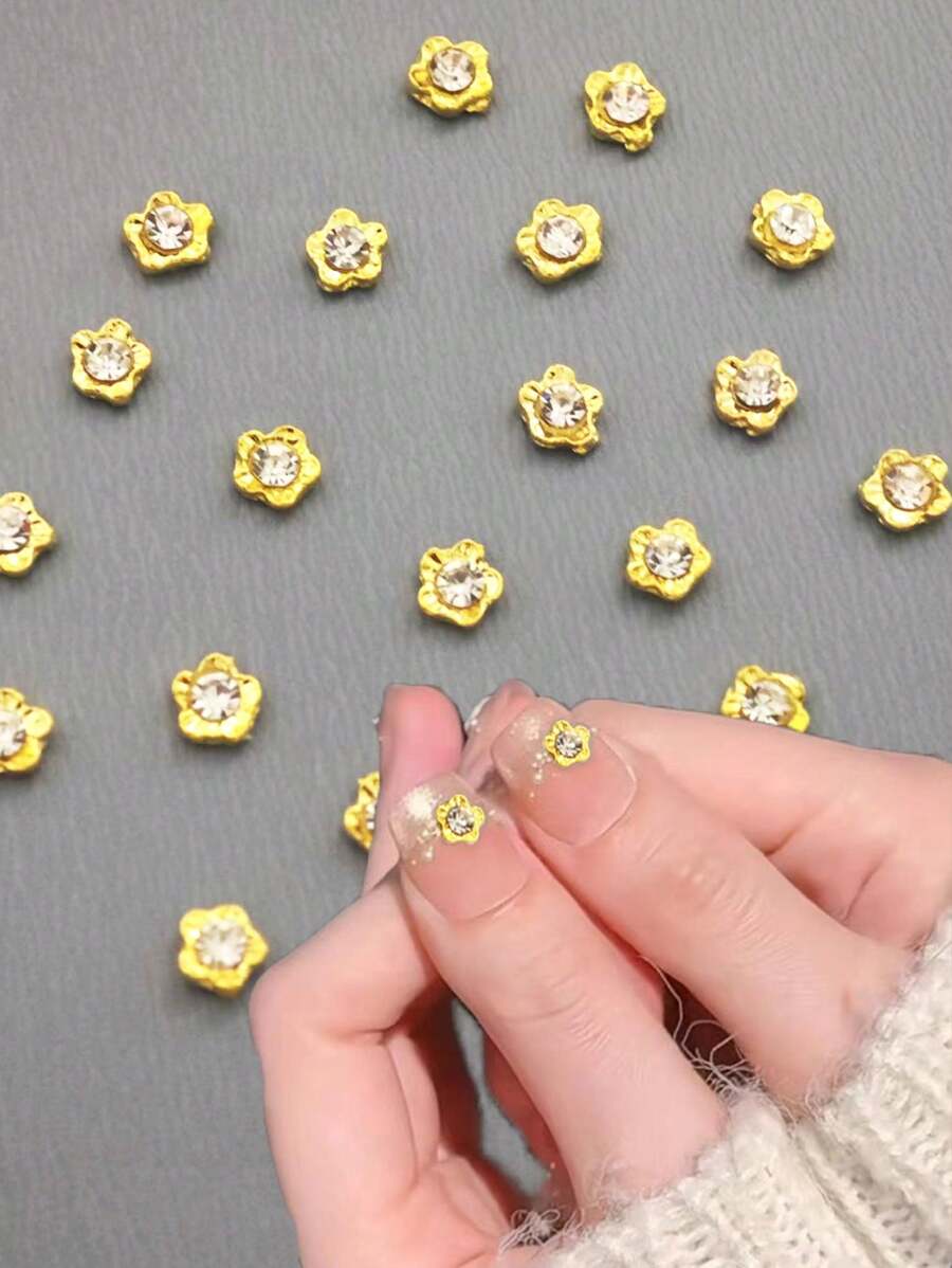 10 piezas de decoraciones de uñas de aleación minimalistas y lindas con diseño de flor dorada, adecuadas tanto para hombres como para mujeres. Estos accesorios para uñas son perfectos para el arte de uñas DIY y el uso diario, y también son ideales para salones de uñas profesionales.