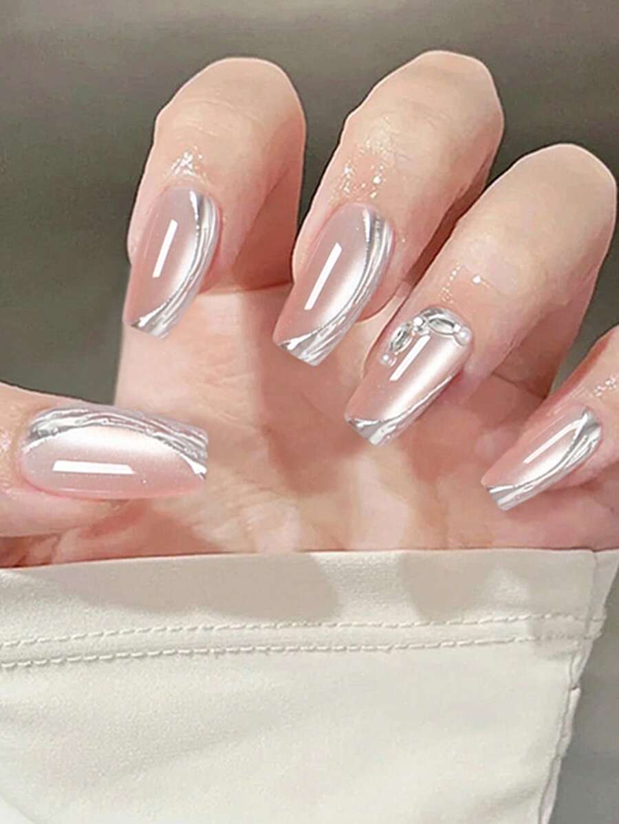 Migliora istantaneamente il look delle tue unghie a pressione con 30 unghie a forma di cofano lunghe, con perline di vetro ghiacciato, occhi di gatto, unghie con glitter argento e diamanti. Set completo con 1 gel trasparente e 1 striscetta levigante. Adatto per feste, balli e uso quotidiano