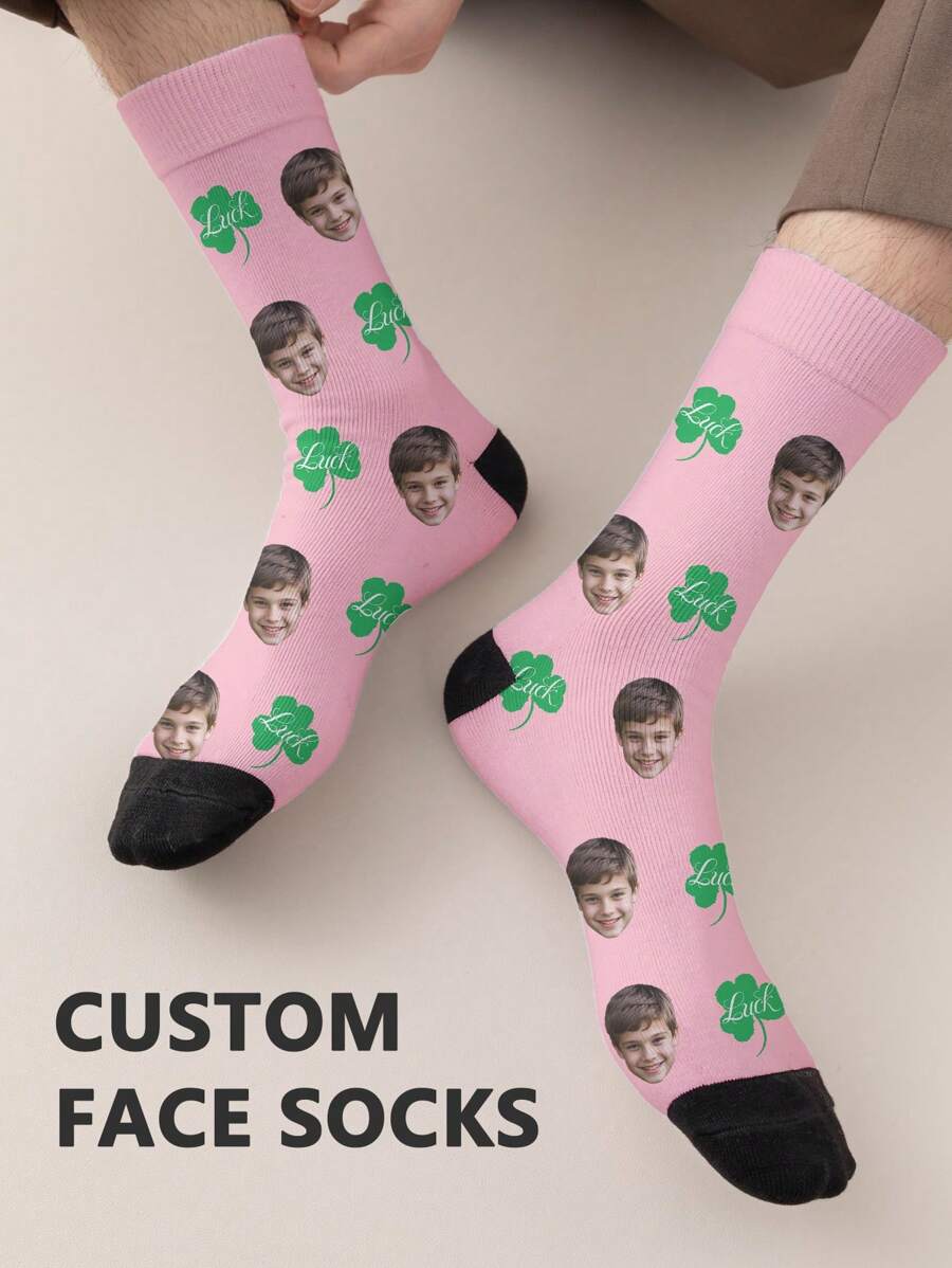 1 paire de chaussettes mi-mollet personnalisées pour hommes. Vous pouvez mettre n'importe quel visage sur les chaussettes. Chaussettes personnalisées avec photos, chaussettes moyennes et longues amusantes et personnalisées, conviennent pour des occasions telles que la Saint-Valentin, les anniversaires et les cadeaux.