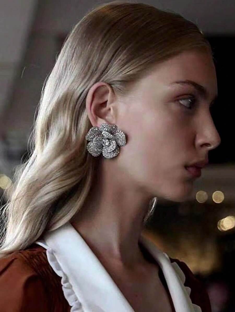 Une paire de boucles d'oreilles élégantes ornées de rhinestones en forme de pétales de rose pour femmes, avec des ornements de rhinestones luxueux.